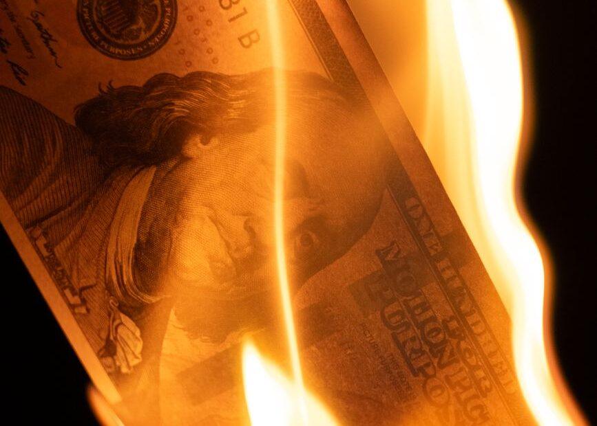 Illustration of How Inflation Quietly Erodes Cash Sitting Outside the Market
