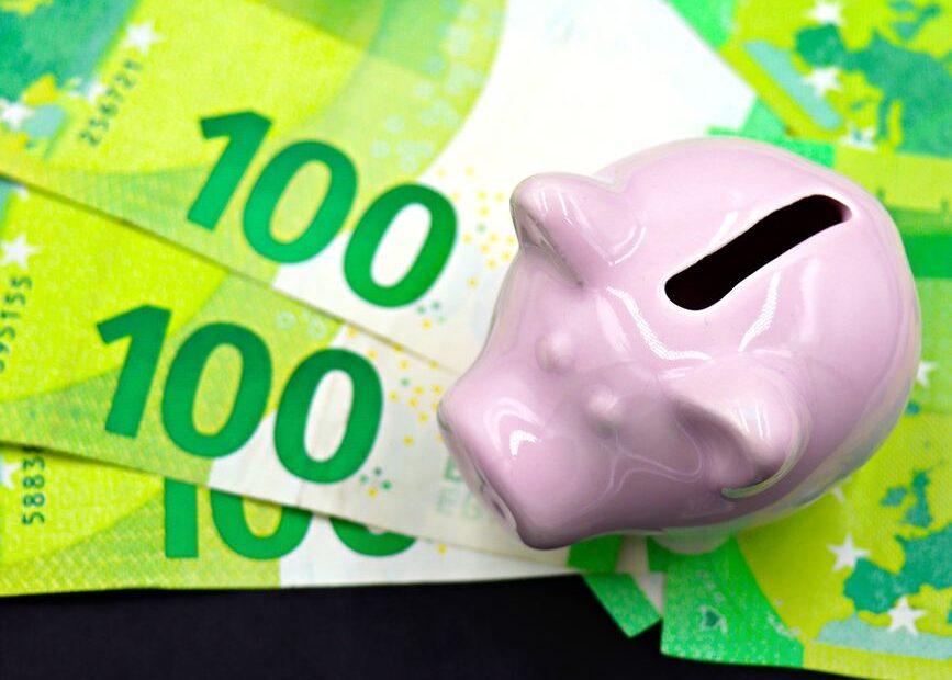 Illustration of How Investing Habits Formed in Your 30s Shape Retirement Outcomes